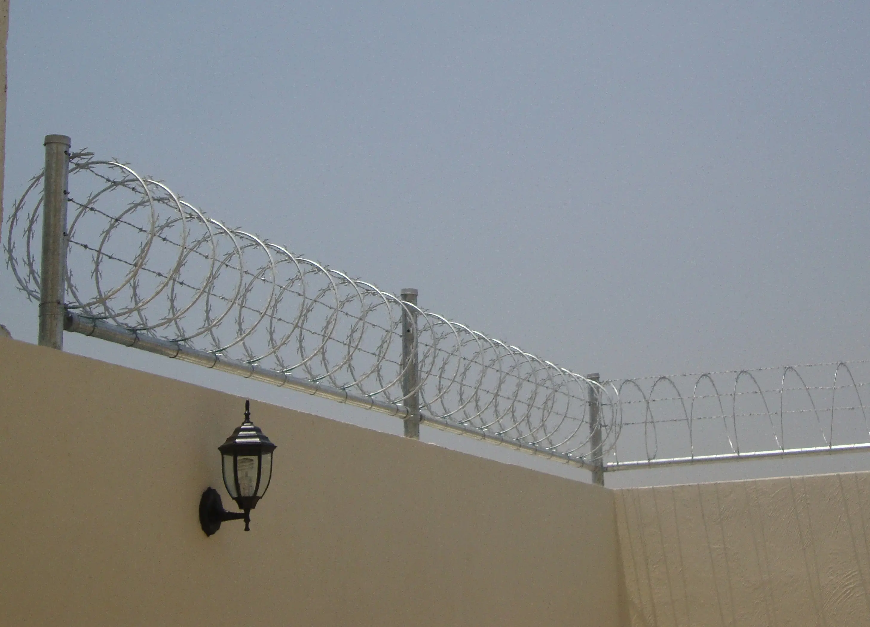 Cerca eléctrica de alta seguridad instalada en bodega industrial en Guadalajara