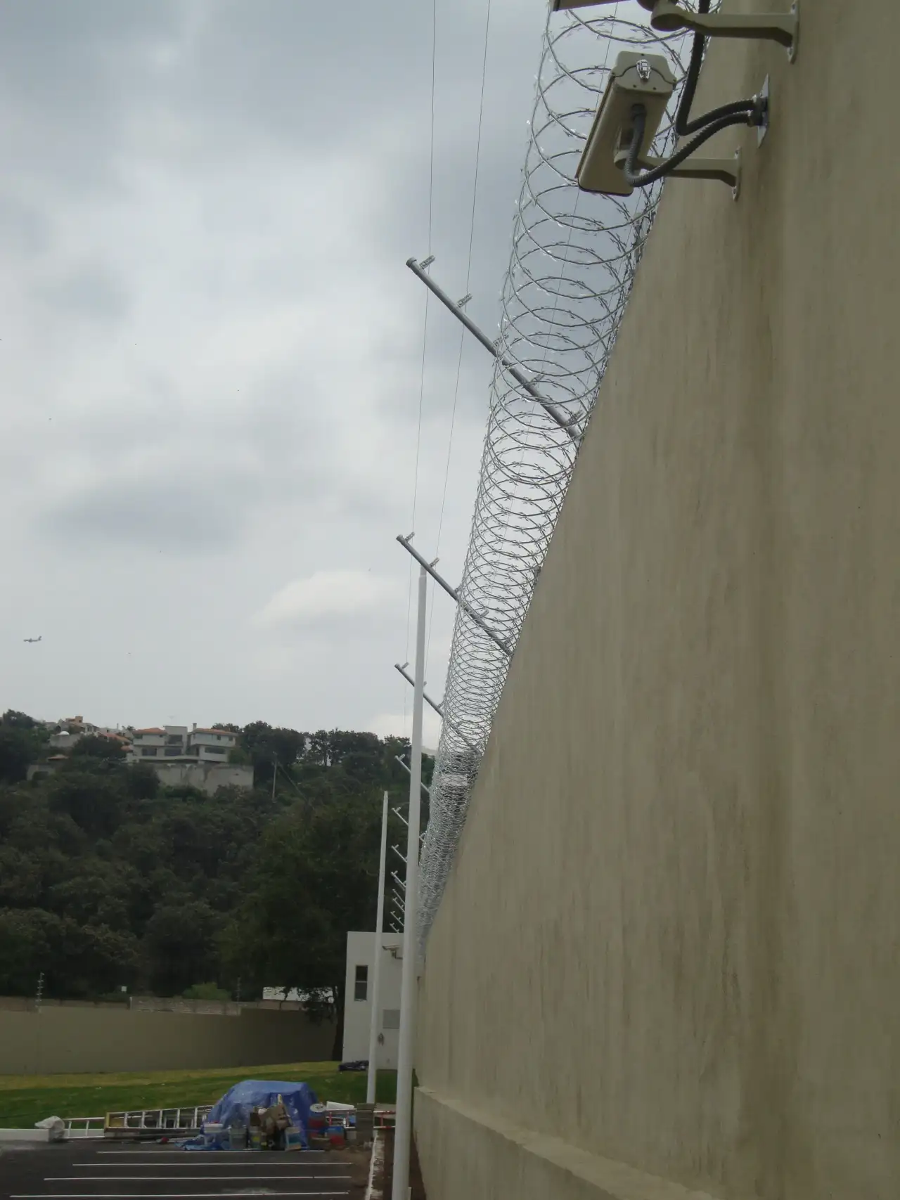 Concertina de navaja instalada en perímetro industrial en Guadalajara, Jalisco