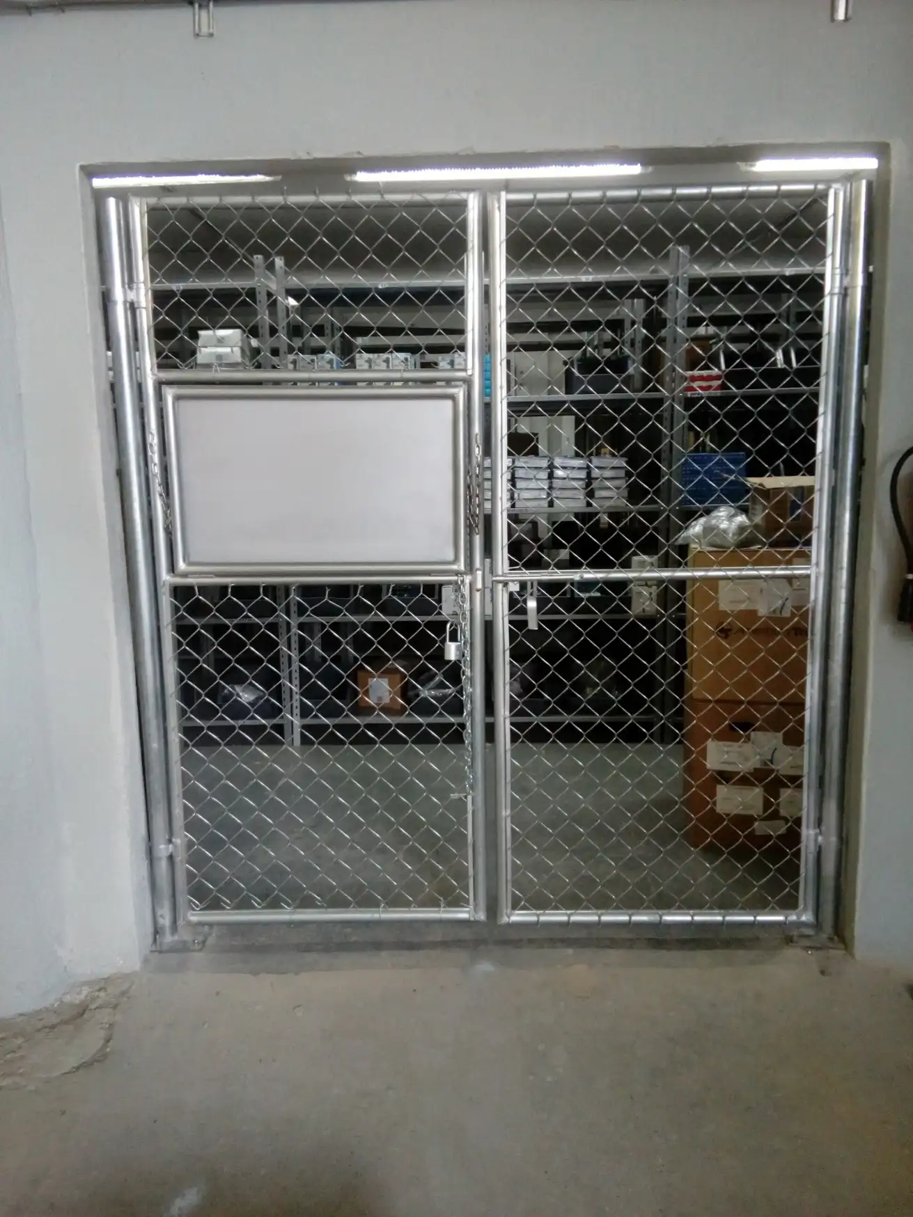 Portón corredizo de acero fabricado e instalado en Guadalajara