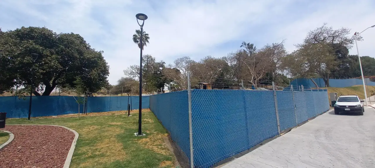 Malla ciclónica recubierta en PVC azul instalada en parque público, Guadalajara