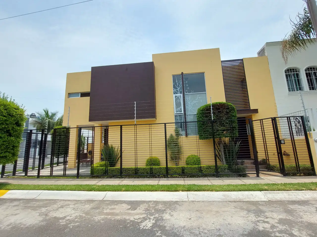 Instalación de reja de acero con barrotes negros en residencial privada, Guadalajara