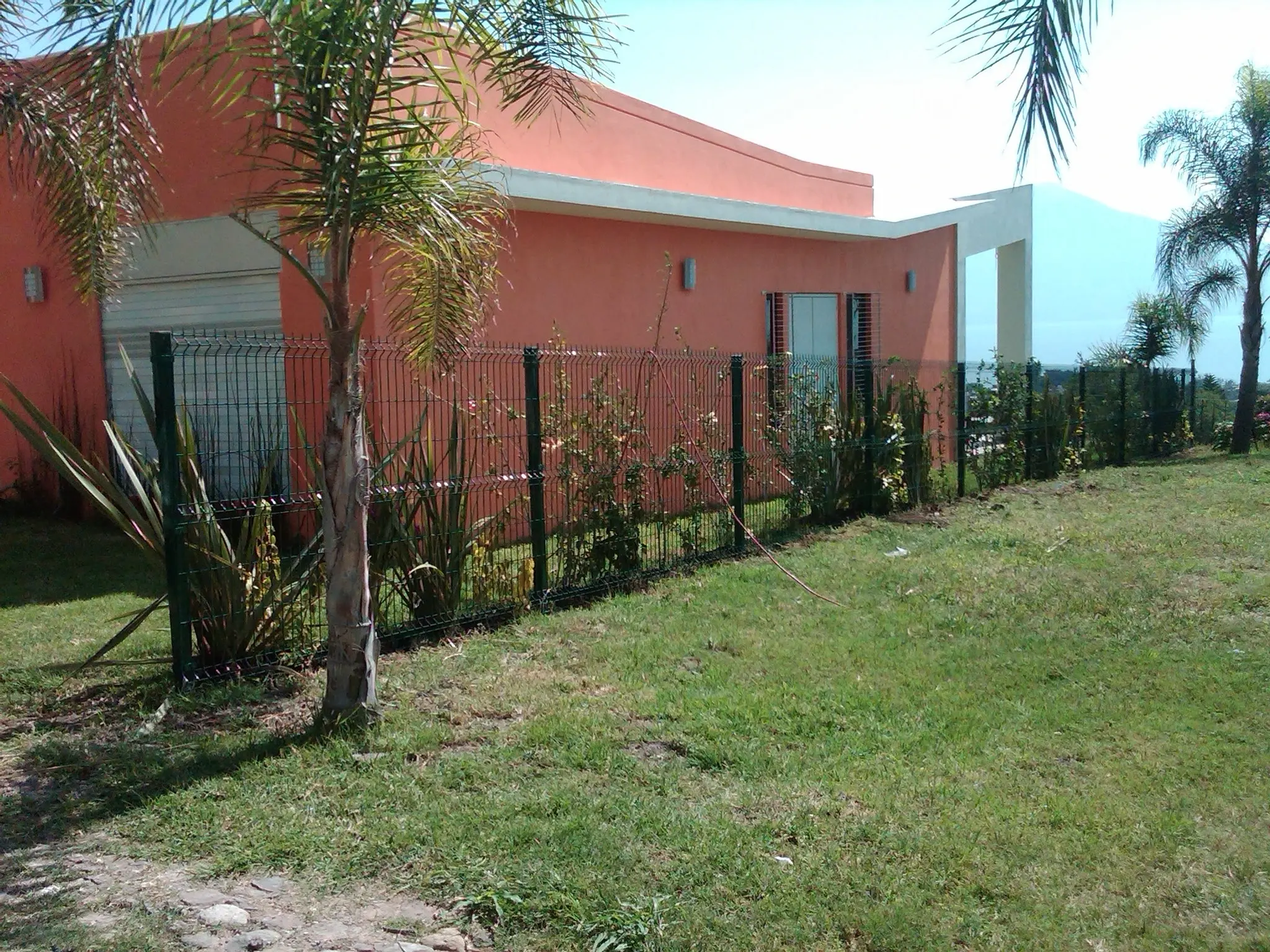 Malla panel soldado 3D con postes de acero instalado en casa habitación, Zapopan Jalisco