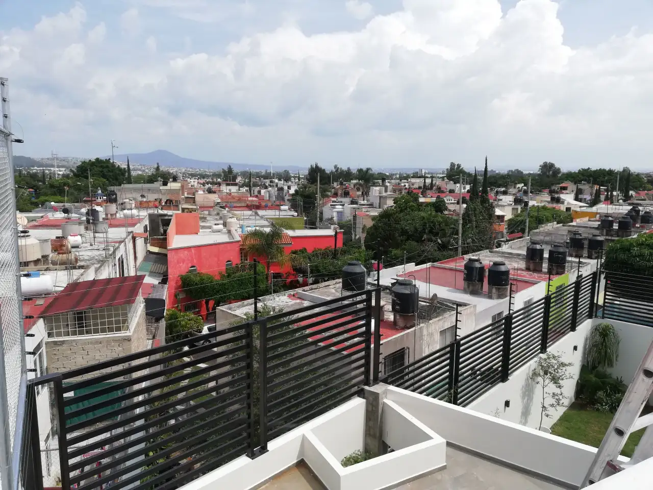 Barandal de acero con perfil laminado negro instalado en terraza y azotea, Guadalajara